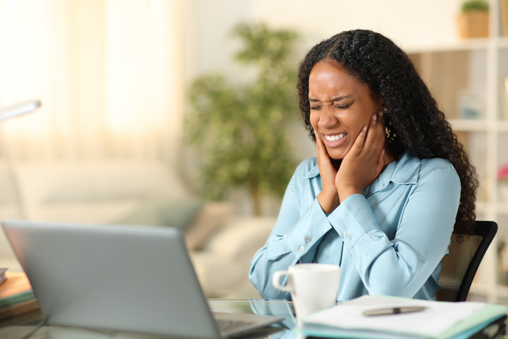 woman experiencing TMJ disorder pain